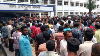 অটোরিকশা চলাচলে জেলা প্রশাসক কর্তৃক চালকদের ওপর আরোপিত শর্ত শিথিলের দাবিতে একটি স্মারকলিপি জেলা প্রশাসকের কাছে দিয়েছেন চালকরা
