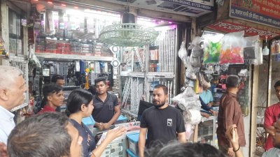ঢাকা জাতীয় স্টেডিয়ামে মোবাইল কোর্ট।