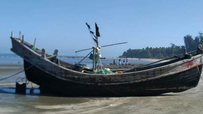 টেকনাফ উপকূলে জেলেদের মাছ ধরার নৌকা