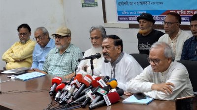 গোলটেবিল বৈঠকে বক্তব্য রাখছেন মেজর (অব.) হাফিজ উদ্দিন আহমেদ