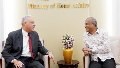 স্বরাষ্ট্র উপদেষ্টা লে. জে. অব. জাহাঙ্গীর আলম চৌধুরীর সঙ্গে বৈঠকে মিশরের রাষ্ট্রদূত ওমর মহি এলদিন আহমেদ ফাহমি
