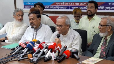 বৈঠকে বক্তব্য রাখছেন অ্যাডভোকেট রুহুল কবির রিজভী