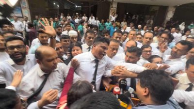 কর্মরত সাংবাদিকদের সঙ্গে বাকবিতণ্ডায় জড়ান বিএনপিপন্থি কয়েকজন আইনজীবী
