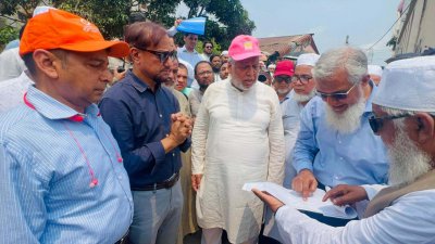 চট্টগ্রাম নগরীর বাকলিয়ায় বির্জাখাল পরিদর্শনে উপদেষ্টা মুহাম্মদ ফাওজুল কবির খান