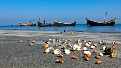 জেলেদের মাছ ধরার নৌকা ঘাটে নোঙর করে পড়ে আছে