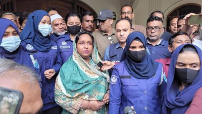 সাবেক মেয়র সেলিনা হায়াৎ আইভীকে গ্রেফতার করে নিয়ে যাওয়ার সময় পুলিশের গাড়িবহরে হামলা হয়