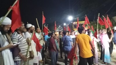 খেলাফত শ্রমক আন্দোলনের নেতাকর্মীরা থানা ঘেরাও করেন