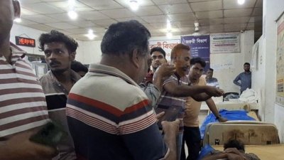 গণপিটুনিতে আহত দুজনকে আটক করে উপজেলা স্বাস্থ্য কমপ্লেক্সে ভর্তি করেছে পুলিশ