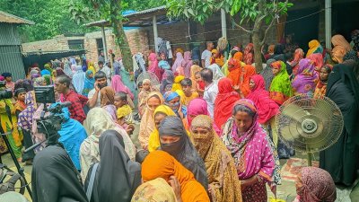 নিহতদের বাড়িতে এলাকাবাসী ও স্বজনদের ভিড়