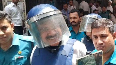 আদালত চত্বরে শাজাহান খান