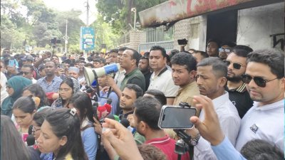 বিক্ষোভ মিছিলে বক্তব্য রাখছেন ছাত্রদলের কেন্দ্রীয় কমিটির সভাপতি রাকিবুল ইসলাম রাকিব