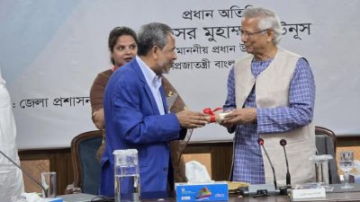 হাসপাতালের জমির নিবন্ধিত দলিল হার্ট ফাউন্ডেশনের চেয়ারম্যান মোহাম্মদ আবদুস সালামের কাছে হস্তান্তর করেন প্রধান উপদেষ্টা অধ্যাপক ড. মুহাম্মদ ইউনূস