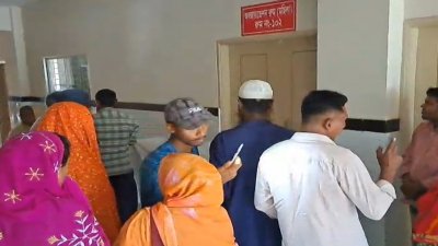 হাসপাতালে স্বজনদের ভিড়