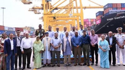 চট্টগ্রাম বন্দর পরিদর্শন করেন প্রধান উপদেষ্টা অধ্যাপক ড. মুহাম্মদ ইউনূস