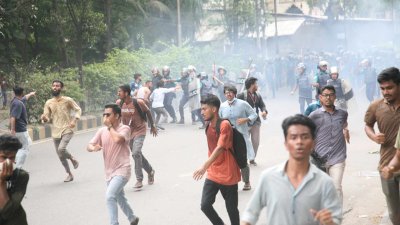 পুলিশ টিয়ারশেল ও সাউন্ড গ্রেনেড নিক্ষেপ করে শিক্ষার্থীদের ছত্রভঙ্গ করার চেষ্টা করে (ছবি: নাসিরুল ইসলাম)