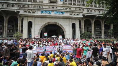 ইশরাক হোসেনকে মেয়রের দায়িত্ব বুঝিয়ে দেওয়ার দাবিতে বিক্ষোভ (ছবি: নাসিরুল ইসলাম)