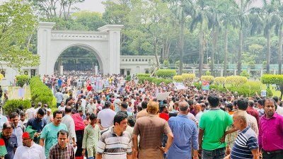ডিএসসিসির প্রধান কার্যালয় নগর ভবনের সামনে বিক্ষোভ সমাবেশ