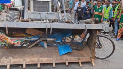 বুলডেজার দিয়ে ব্যাটারিচালিত রিকশা ও ইজিবাইক ভেঙে সেগুলো জব্দ করা হয়