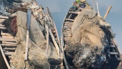 পুড়িয়ে দেওয়া নৌকা ও জাল