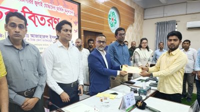 আহতদের হাতে তুলে দেওয়া হচ্ছে অনুদানের চেক