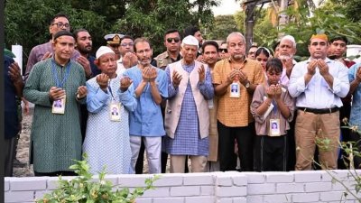স্বজনদের কবর জিয়ারত করছেন ড. ইউনূস