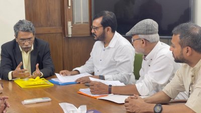 জাতীয় ঐকমত্য কমিশনে এবি পার্টির সম্পূরক সংস্কার প্রস্তাবনা হস্তান্তর করেন দলের চেয়ারম্যানসহ শীর্ষ নেতারা