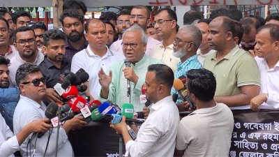 মানবন্ধনে বক্তব্য রাখছেন রুহুল কবির রিজভী