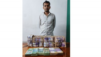 উদ্ধার করা টাকাসহ কেয়ারটেকার মো. উজ্জল