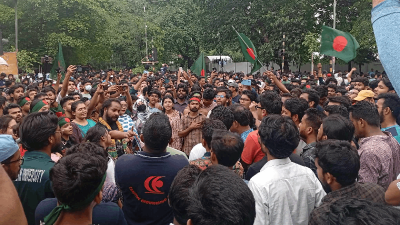 সমবেত কণ্ঠে জাতীয় সঙ্গীত গাইলেন জবির আন্দোলনকারীরা