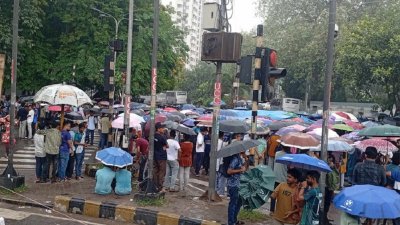 বৃষ্টি উপেক্ষা করে সড়কে অবস্থান নিয়ে বিক্ষোভ করছেন শিক্ষার্থীরা