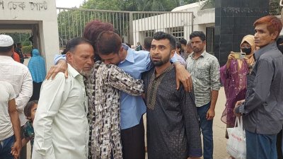 এ সময় কারাফটকে আবেগঘন পরিবেশ তৈরি হয়