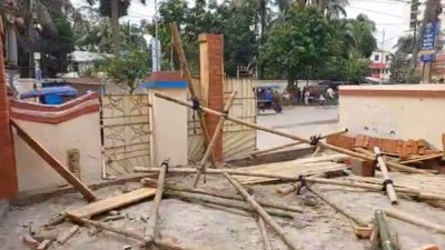 সাবেক বিরোধীদলীয় নেত্রী রওশন এরশাদের পৈতৃক বাড়িতে হামলা ও ভাঙচুরের ঘটনা ঘটেছে