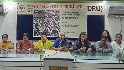 সংবাদ সম্মেলনে  নারী মুক্তি কেন্দ্রের সভাপতি সীমা দত্ত, গার্মেন্টস শ্রমিক ট্রেড ইউনিয়ন কেন্দ্রের সহ-সভাপতি জলি তালুকদারসহ অন্যরা