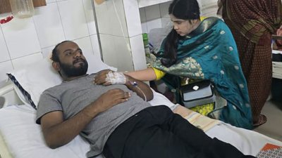 এনাম মেডিক্যাল কলেজ হাসপাতালে ভর্তি আহত এনসিপির শ্রমিক উইংয়ের কেন্দ্রীয় সংগঠক রিফাত আহমেদ ওরফে ইমন
