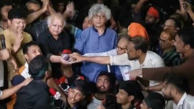 শিক্ষার্থীদের পানি পান করিয়ে অনশন ভাঙাচ্ছেন শিক্ষকরা