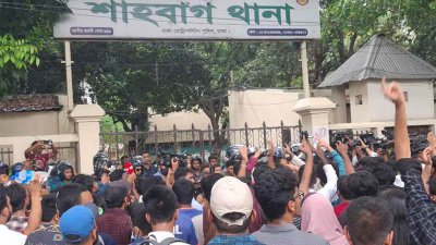 শাহবাগ থানার সমানে অবস্থোন নেন শিক্ষার্থীরা