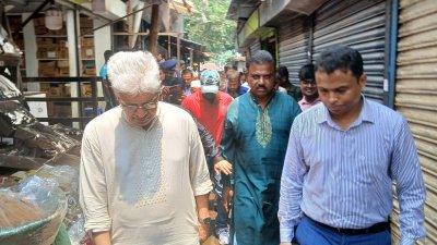 শ্রীনগর বাজার পরিদর্শনে উপদেষ্টা আদিলুর রহমান