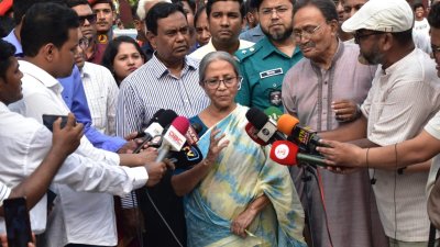 ফারাক্কা লংমার্চের ৪৯ বর্ষপূর্তির অনুষ্ঠানে গিয়ে সাংবাদিকদের সঙ্গে কথা বলেন উপদেষ্টা ফরিদা আখতার