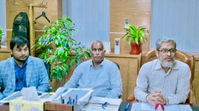 সংবাদ সম্মেলনে বক্তব্য রাখছেন কেন্দ্রীয় ব্যাংকের নির্বাহী পরিচালক ও মুখপাত্র আরিফ হোসেন খান