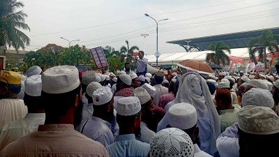 মন্ত্রণালয়ের কর্মকর্তাদের অবরুদ্ধ করে কর্মী-শিক্ষকদের বিক্ষোভ, দুই ঘণ্টার আল্টিমেটাম