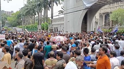 নগরভবনের সামনে ইশরাক সমর্থকদের বিক্ষোভ