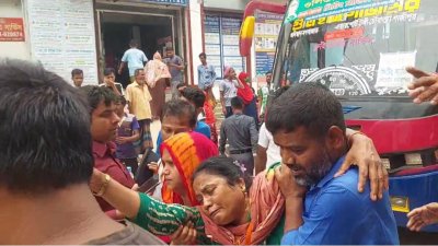 অসুস্থ শ্রমিকদের হাসপাতালে ভর্তি করা হয়েছে