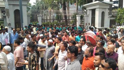ইশরাক সমর্থকদের লংমার্চ কর্মসূচিতে বাধা দেয় পুলিশ