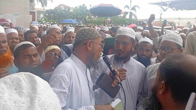 পরিকল্পনা মন্ত্রণালয়ের সামনে মসজিদভিত্তিক শিক্ষা প্রকল্পের কর্মী-শিক্ষকদের অবস্থান