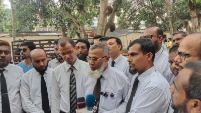 সাংবাদিকদের সঙ্গে কথা বলেন মাগুরার নারী ও শিশু নির্যাতন দমন ট্রাইব্যুনালের সরকারি কৌঁসুলি