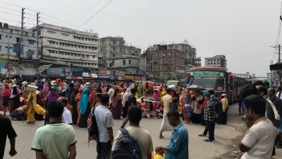 টঙ্গীতে শ্রমিকদের সড়ক অবরোধ