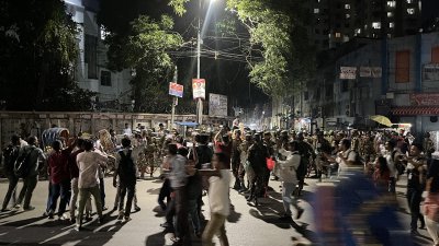 দিনব্যাপী চলে আন্দোলনকারীদের সঙ্গে সেনাবাহিনীর প্রতিনিধি দলের আলোচনা ও উত্তেজনা