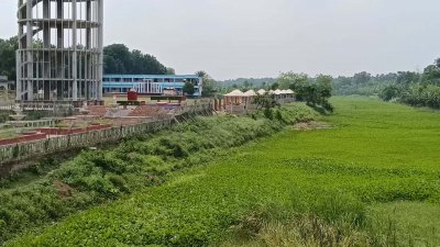 নদীর পাড় ঘেঁষে তৈরি করা হয়েছে পাকা প্রাচীর ও স্থাপনা