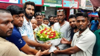 এনসিপি নেতাদের হাতে ফুলের তোড়া তুলে দিয়ে দলটিতে যোগ দেন আওয়ামী লীগ নেতাসহ মৎস্য ব্যবসায়ী সমিতির শতাধিক সদস্য।
