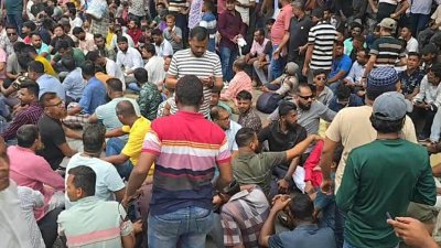 নগর ভবনে ইশরাকপন্থিরা, বন্ধ প্রধান ফটক